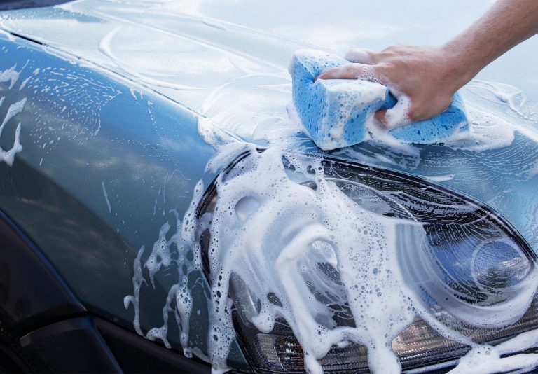 Lavare l’auto fai-da-te: 5 consigli essenziali per un risultato al top!
